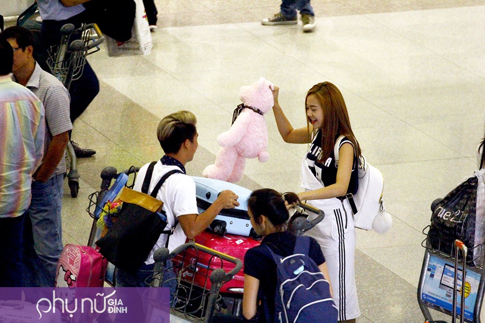 11 giờ đêm, fan vẫn vây kín Minh Hằng tại sân bay trở về từ Hàn Quốc - Ảnh 8